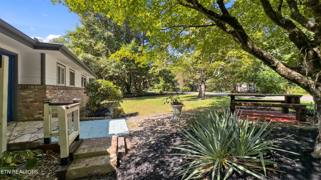 Photo of 845 W Outer Drive, Oak Ridge, TN 37830 (MLS # 1337118)