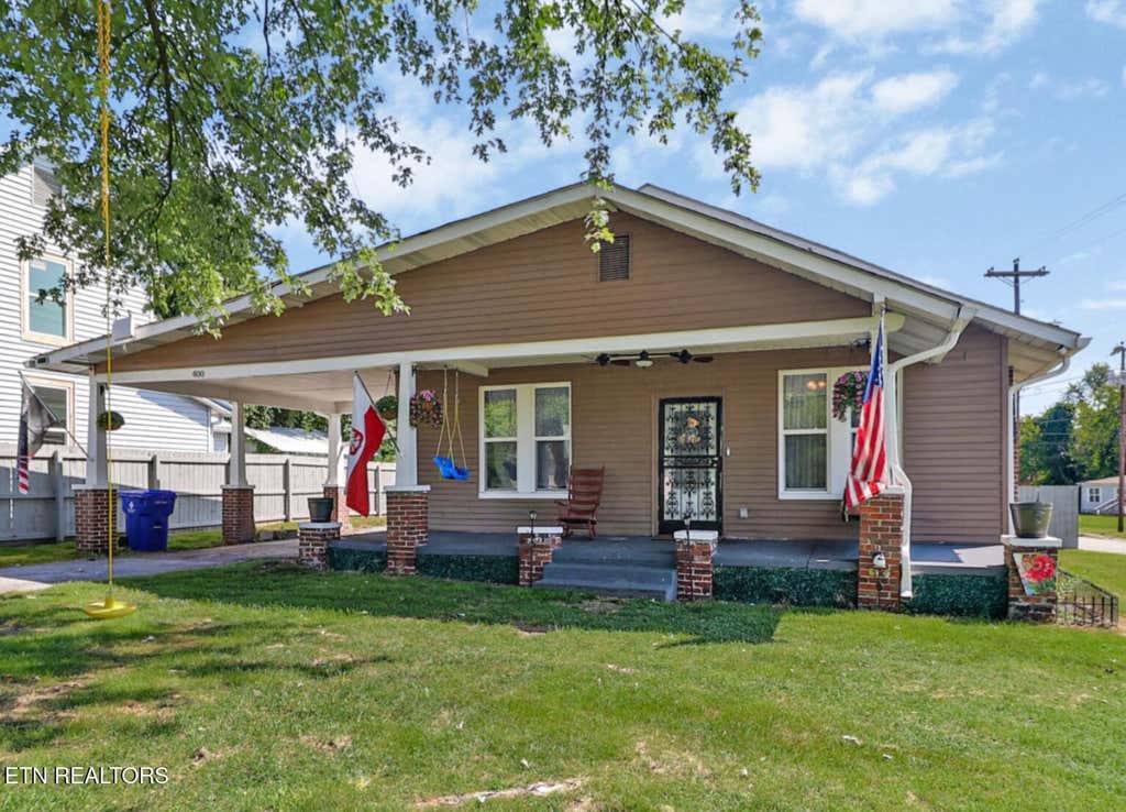 Photo of 400 W Rockwood St, Rockwood, TN 37854 (MLS # 1350460)