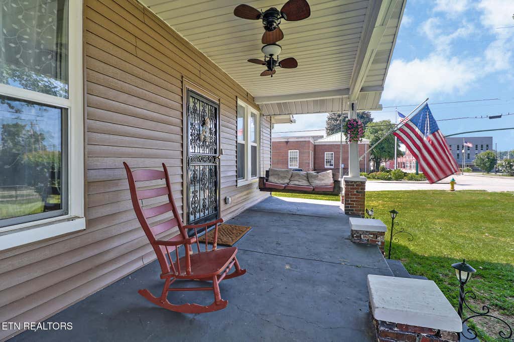 Photo of 400 W Rockwood St, Rockwood, TN 37854 (MLS # 1350460)