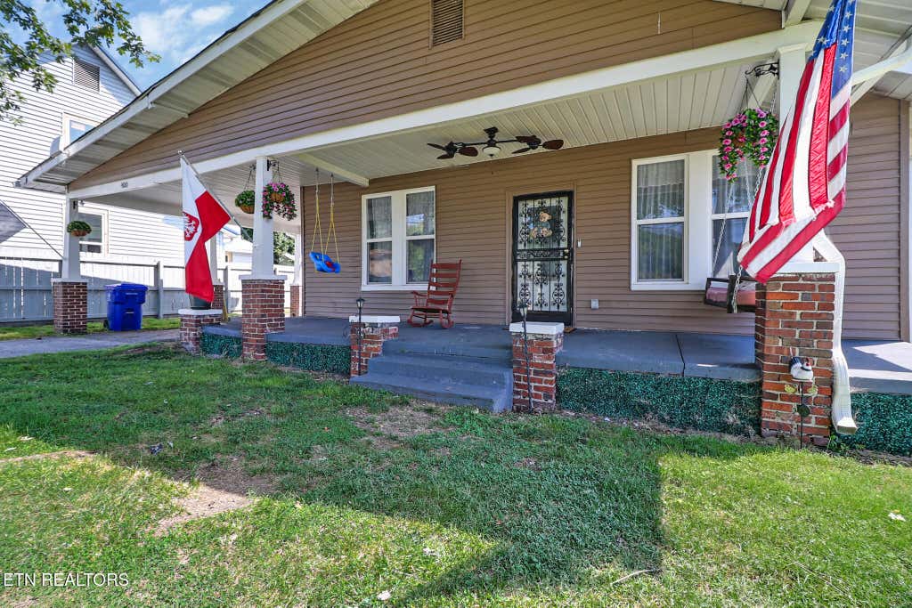 Photo of 400 W Rockwood St, Rockwood, TN 37854 (MLS # 1350460)