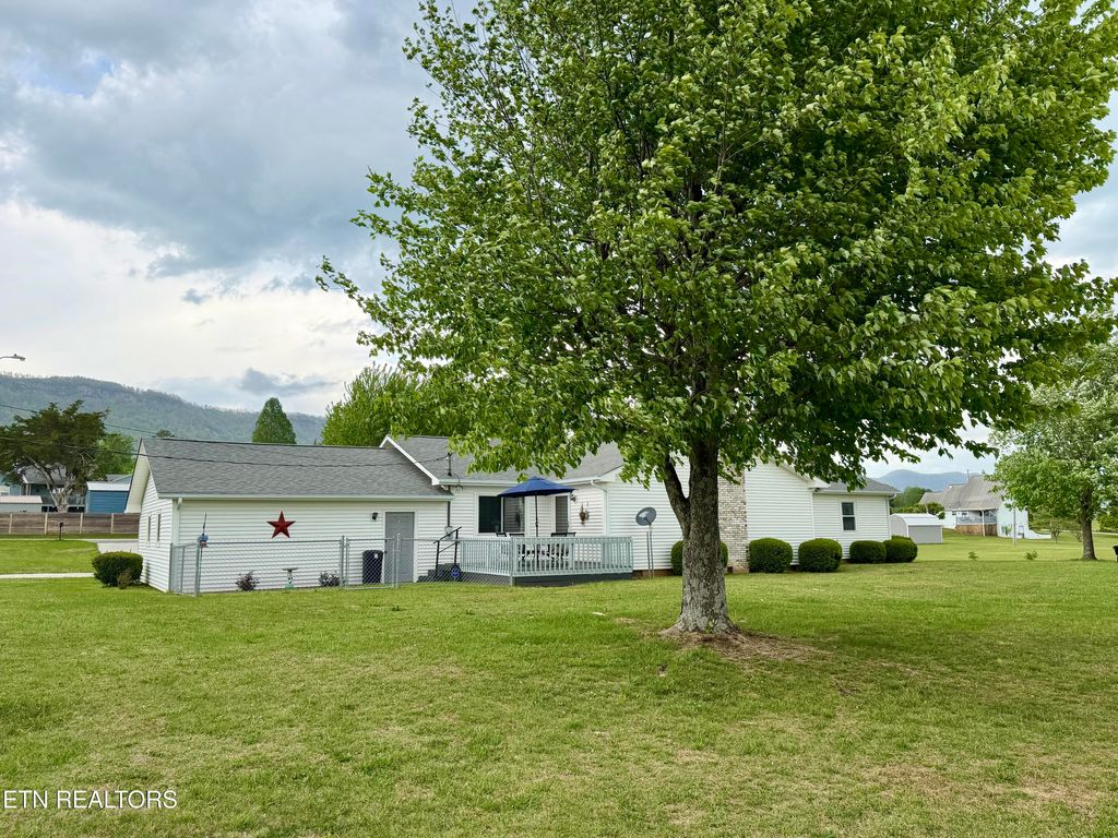 Photo of 242 Thacker Drive, LaFollette, TN 37766 (MLS # 1337627)
