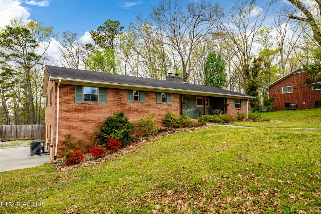 Photo of 907 W 6th Ave, Lenoir City, TN 37771 (MLS # 1335499)