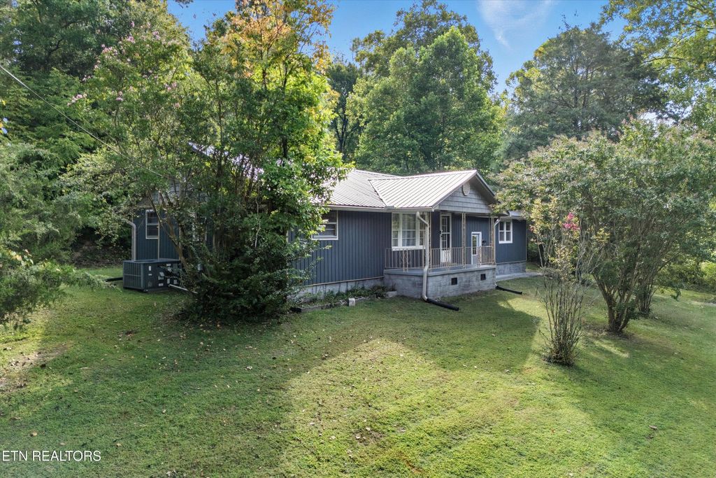 Photo of 187 Cobb Hollow Rd, Rocky Top, TN 37769 (MLS # 1316359)