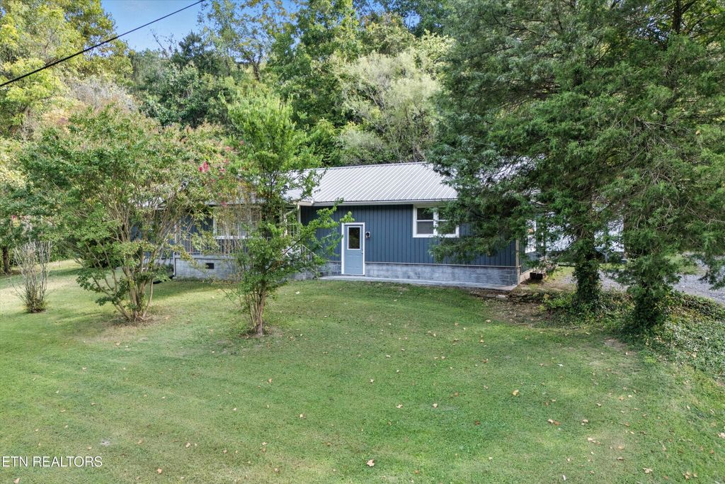 Photo of 187 Cobb Hollow Rd, Rocky Top, TN 37769 (MLS # 1316359)