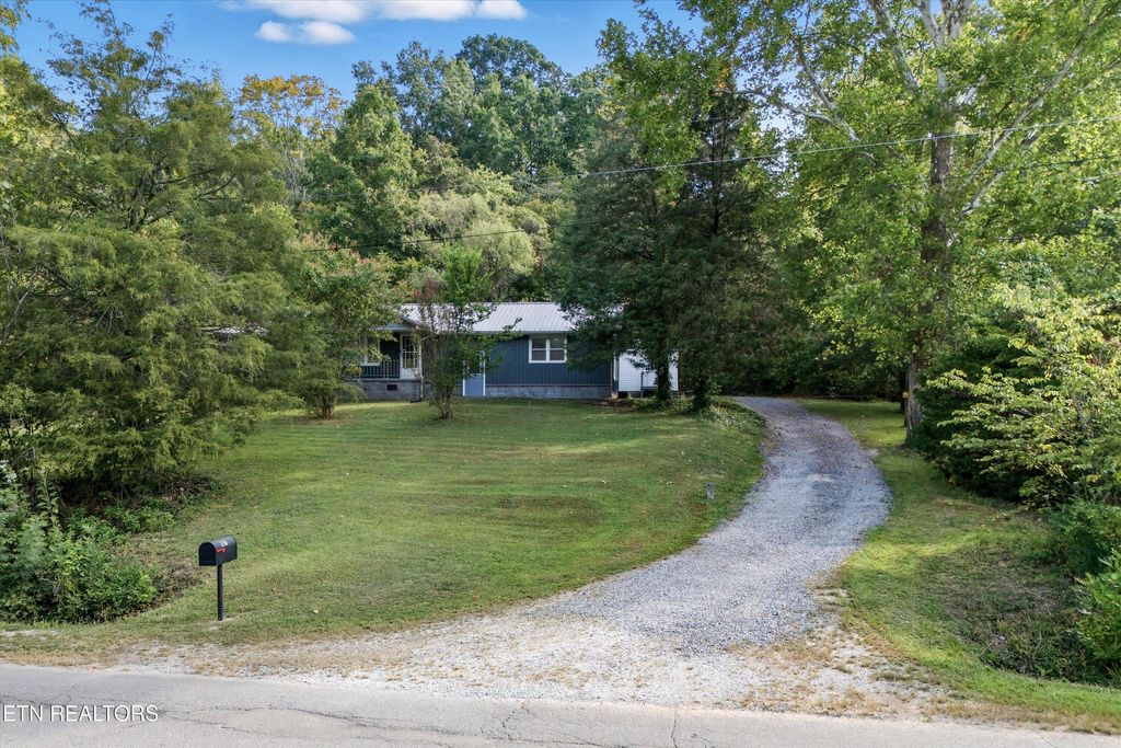 Photo of 187 Cobb Hollow Rd, Rocky Top, TN 37769 (MLS # 1316359)