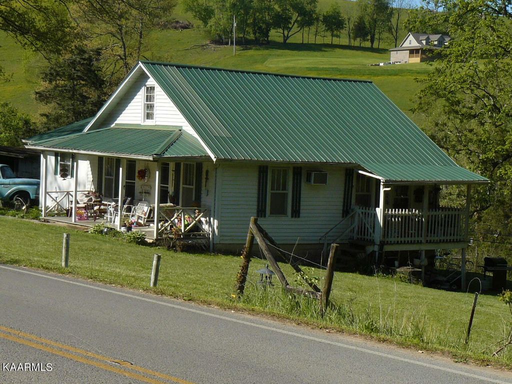 Photo of 1311 Mountain Rd, New Tazewell, TN 37825 (MLS # 1225990)