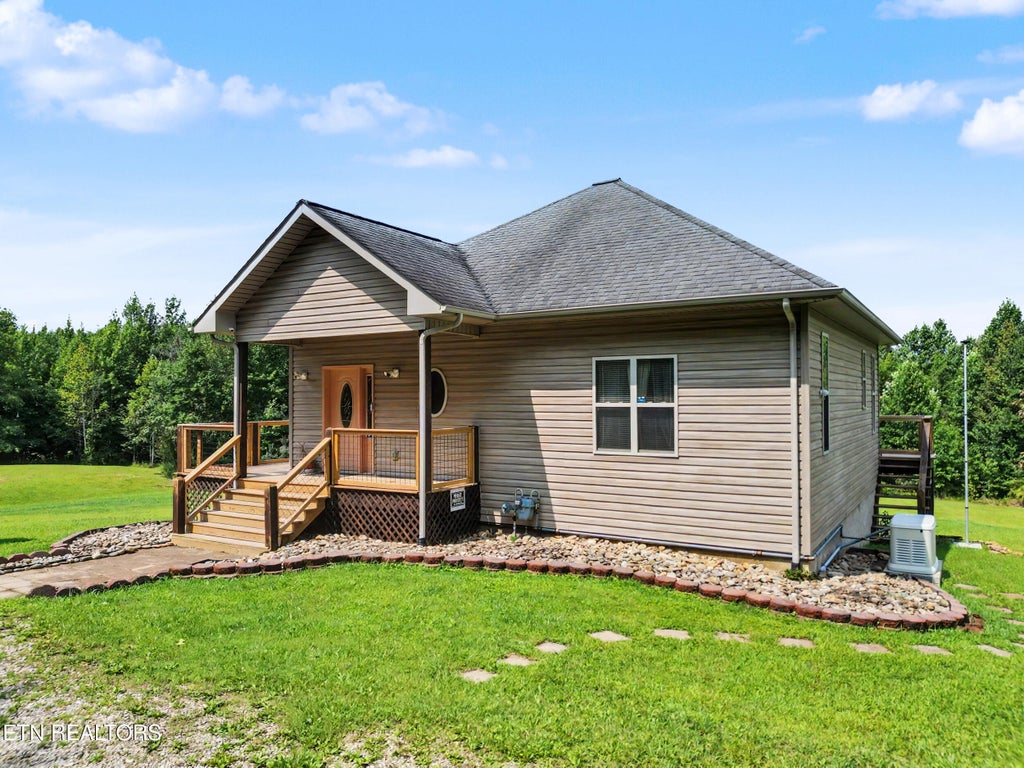 Photo of 319 Oakmont Rd, Oneida, TN 37841 (MLS # 1351696)