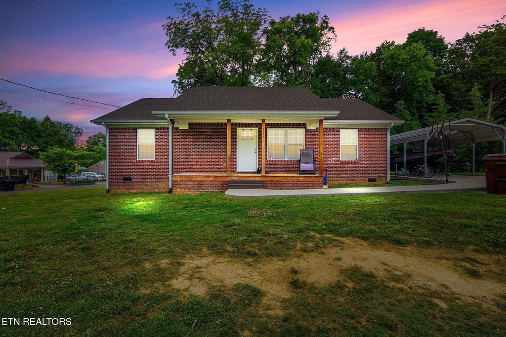 Photo of 320 W Walnut St, Madisonville, TN 37354 (MLS # 1340554)