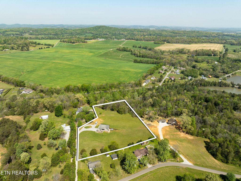 Photo of 176 Corntassel Estates Rd, Vonore, TN 37885 (MLS # 1298197)