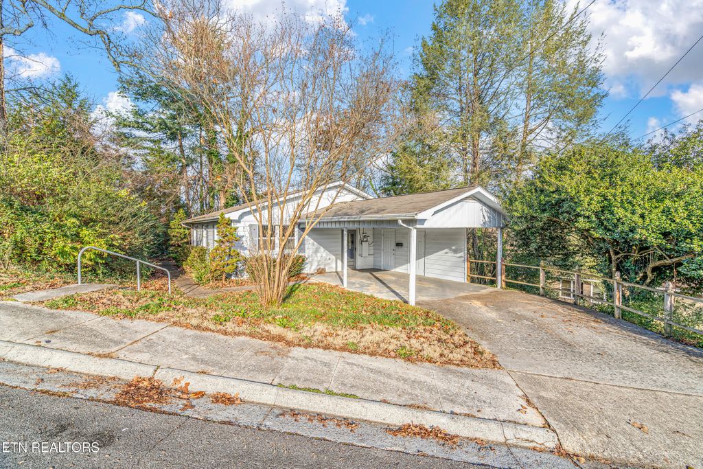 Photo of 135 Princeton Ave, Oak Ridge, TN 37830 (MLS # 1323940)