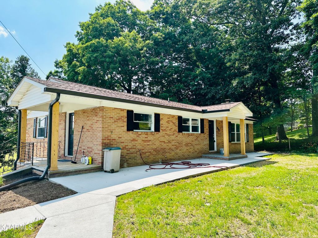 Photo of 713 FAN St, Tazewell, TN 37879 (MLS # 1225090)