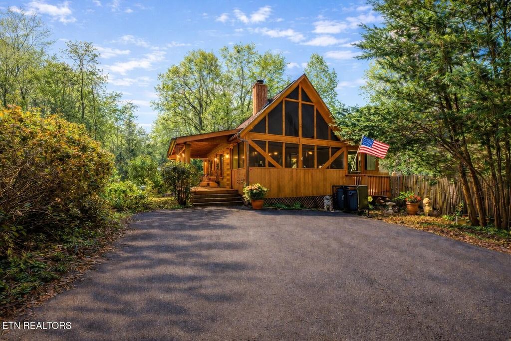 Photo of 1634 Ridgecrest Drive, Sevierville, TN 37876 (MLS # 1326847)