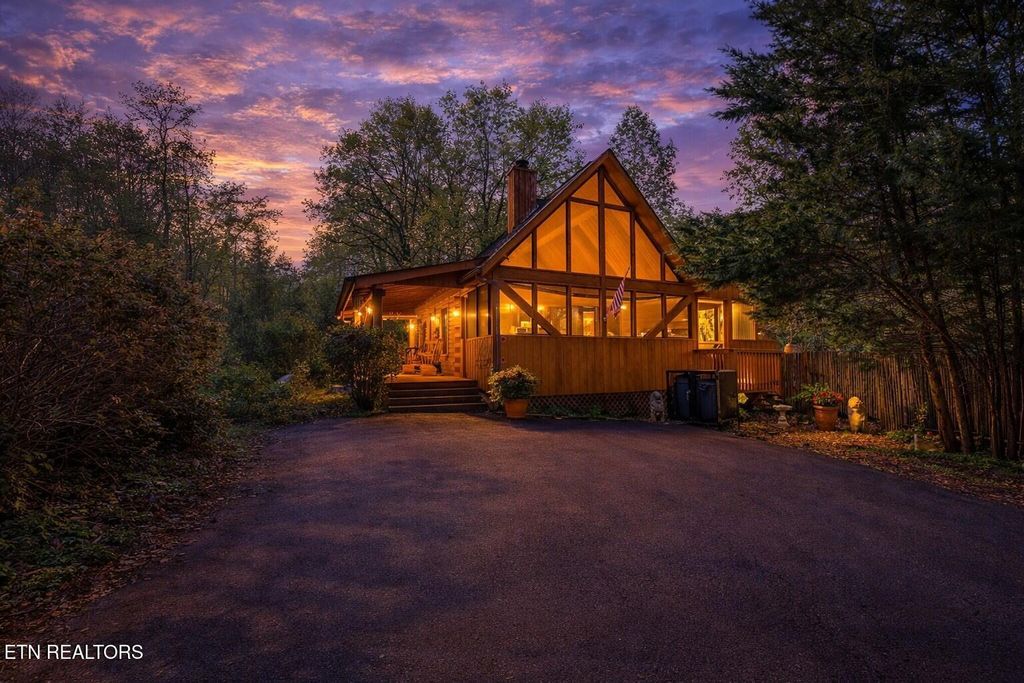 Photo of 1634 Ridgecrest Drive, Sevierville, TN 37876 (MLS # 1326847)