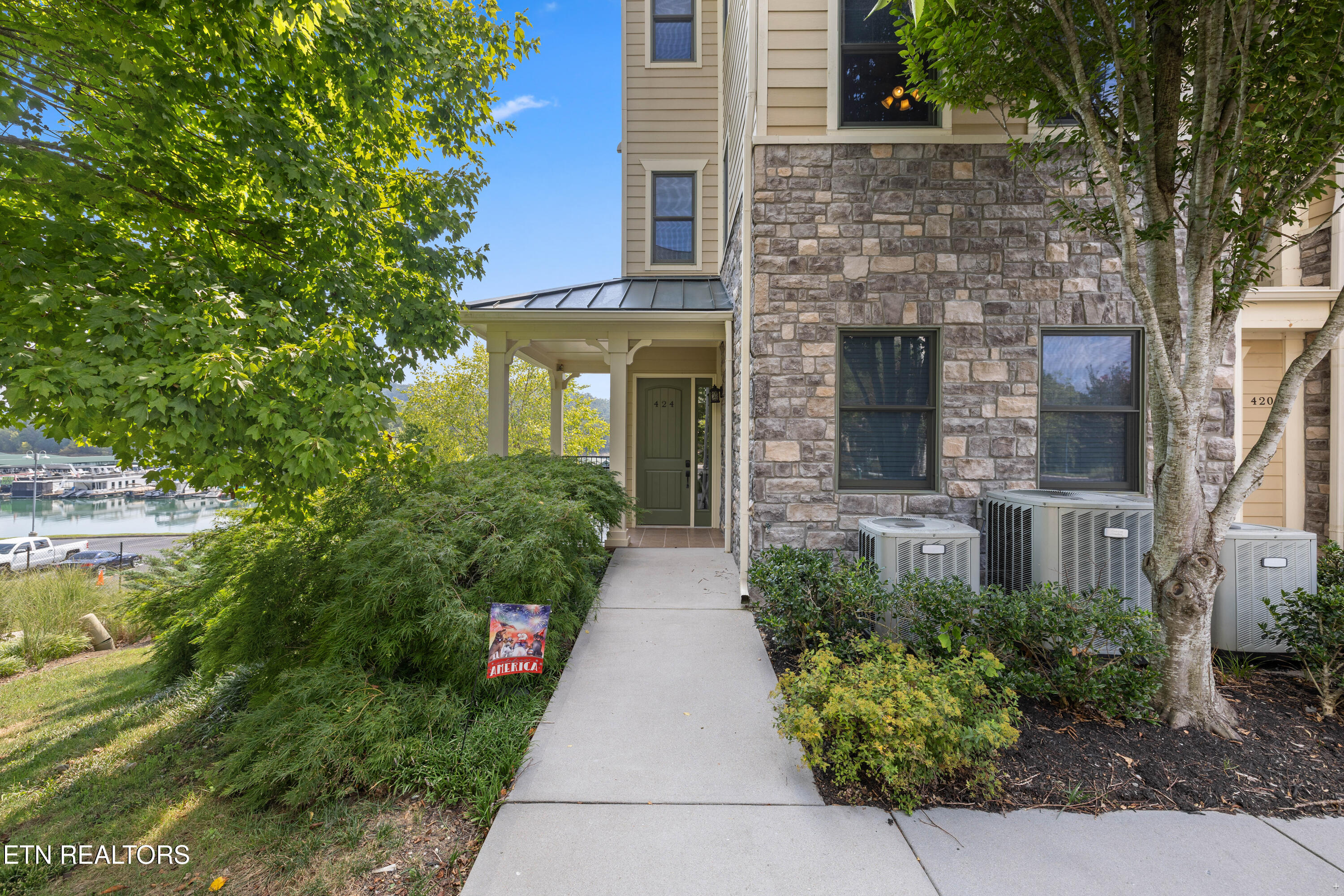 424 Waterside Circle