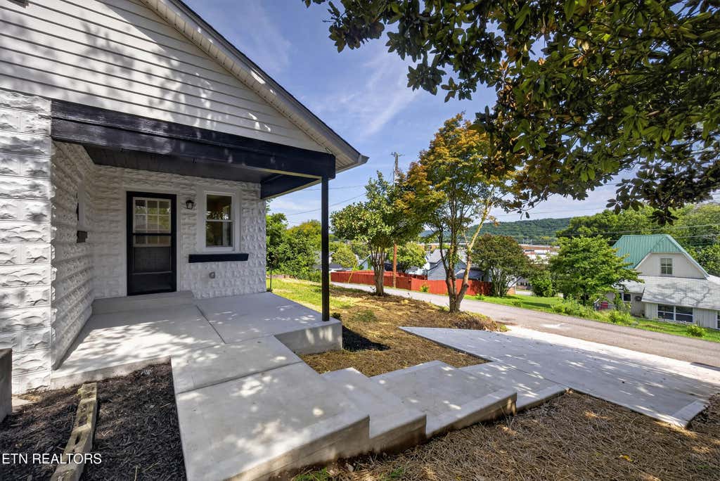 Photo of 322 Oak St, Clinton, TN 37716 (MLS # 1352690)