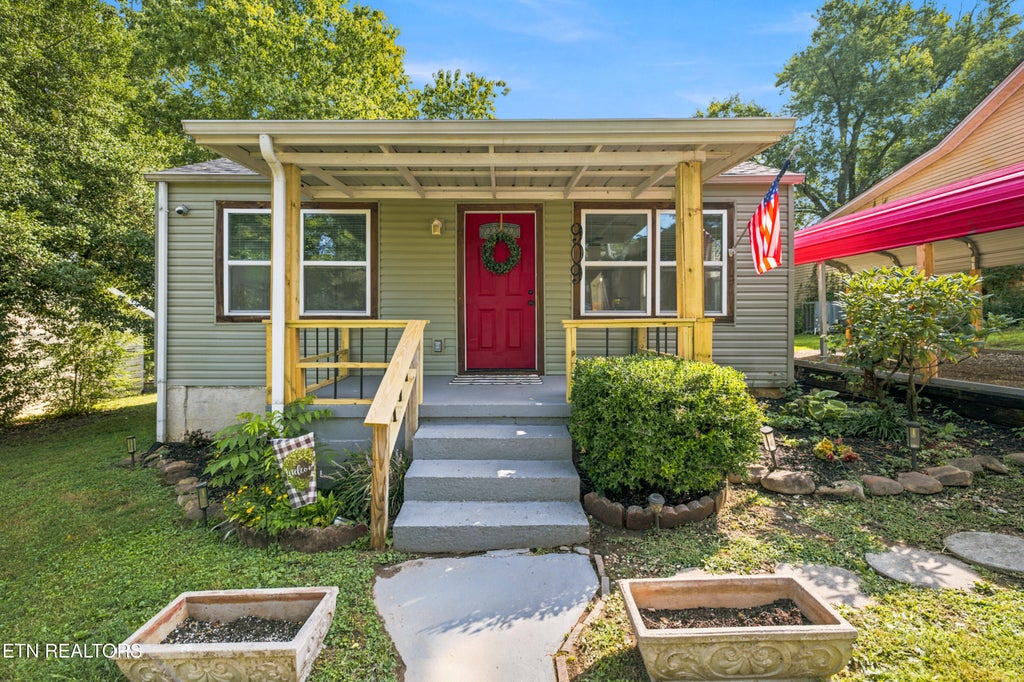 Photo of 909 N C St, Lenoir City, TN 37771 (MLS # 1351892)