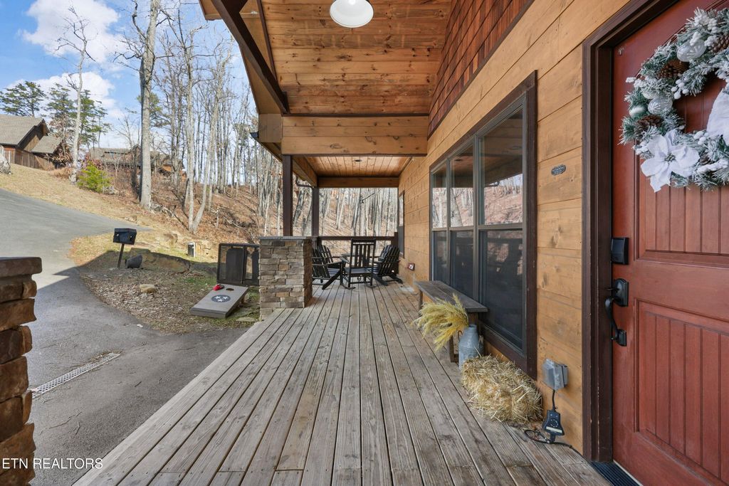 Photo of 2529 Mountain Holly Way, Sevierville, TN 37862 (MLS # 1326130)