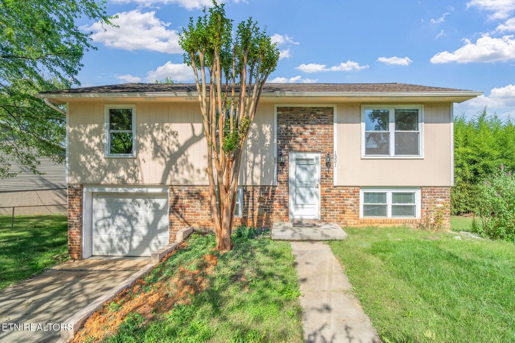 Photo of 1321 Scotsbury Circle, Knoxville, TN 37919 (MLS # 1318633)