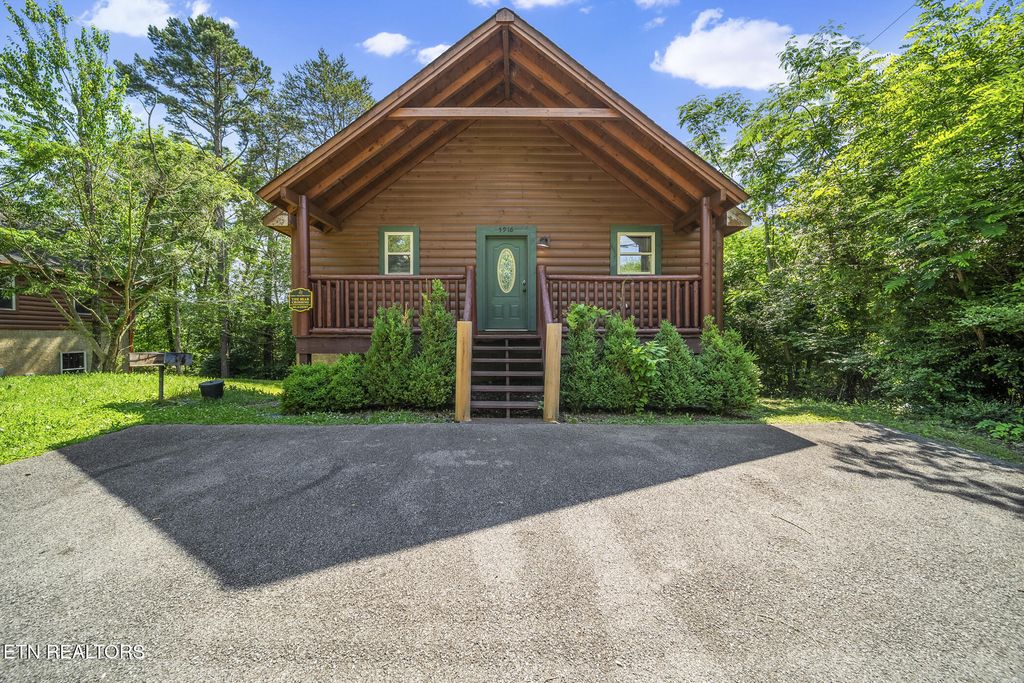 Photo of 3916 Valley View Drive, Pigeon Forge, TN 37863 (MLS # 1301491)