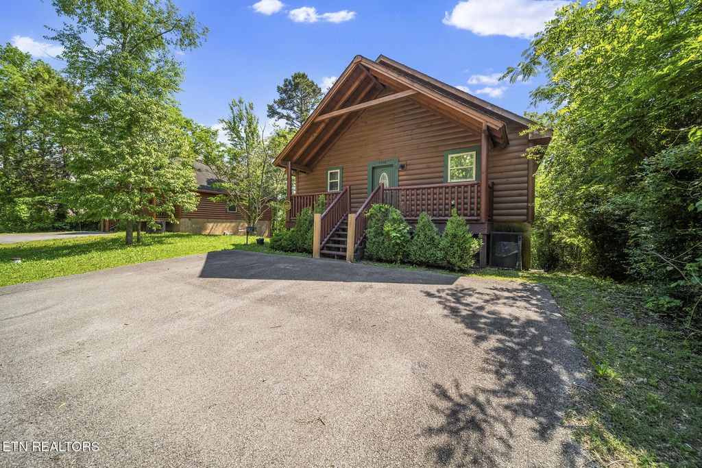 Photo of 3916 Valley View Drive, Pigeon Forge, TN 37863 (MLS # 1301491)
