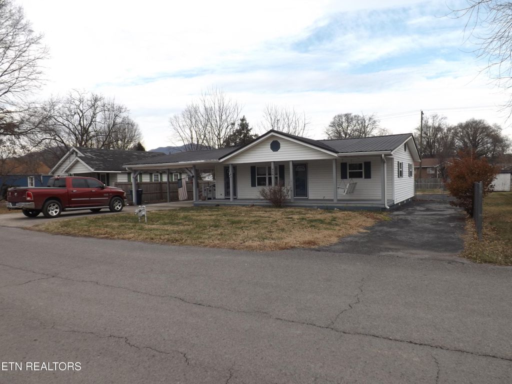 Photo of 908 Chester Ave, Middlesboro, KY 40965 (MLS # 1340728)