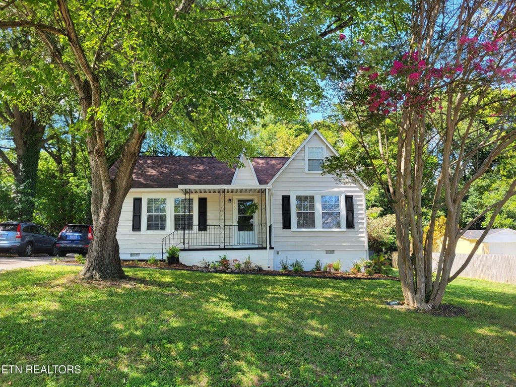 Photo of 300 S Oak St, Sweetwater, TN 37874 (MLS # 1352145)