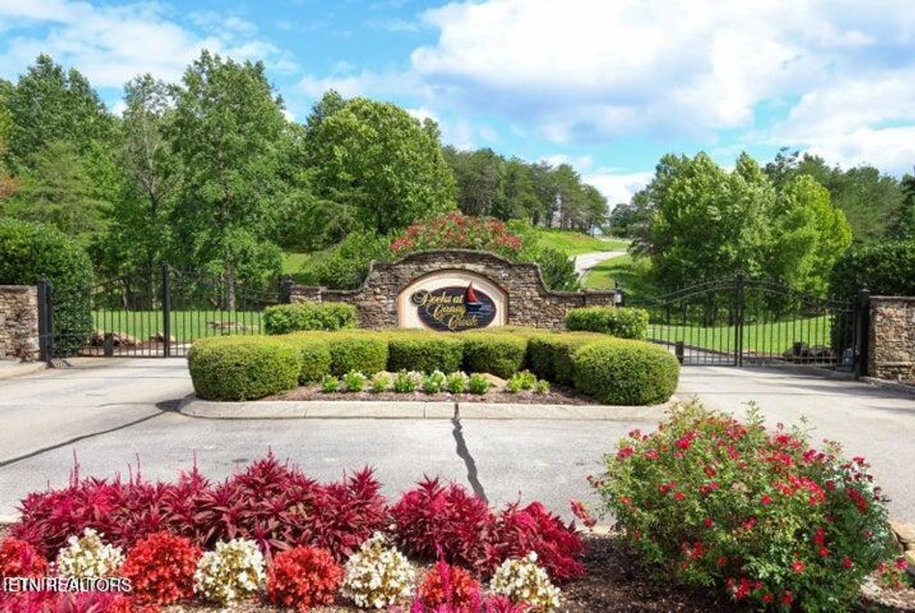Photo of 302 Caney View (w/dock) Drive, Harriman, TN 37748 (MLS # 1312035)