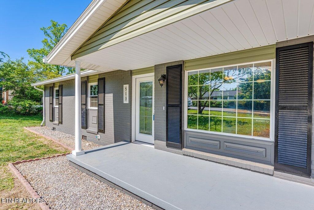 Photo of 513 W Ridgecrest Drive, Kingston, TN 37763 (MLS # 1338407)