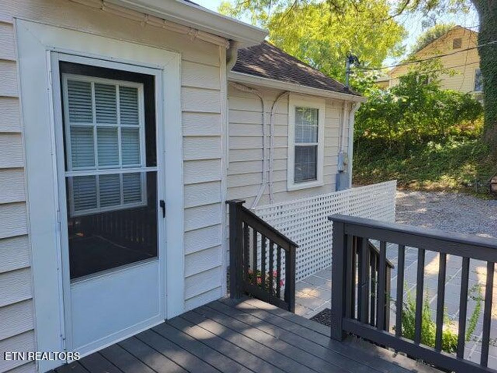 Photo of 300 S Oak St, Sweetwater, TN 37874 (MLS # 1328529)