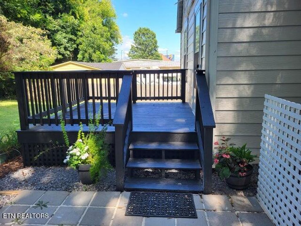 Photo of 300 S Oak St, Sweetwater, TN 37874 (MLS # 1328529)