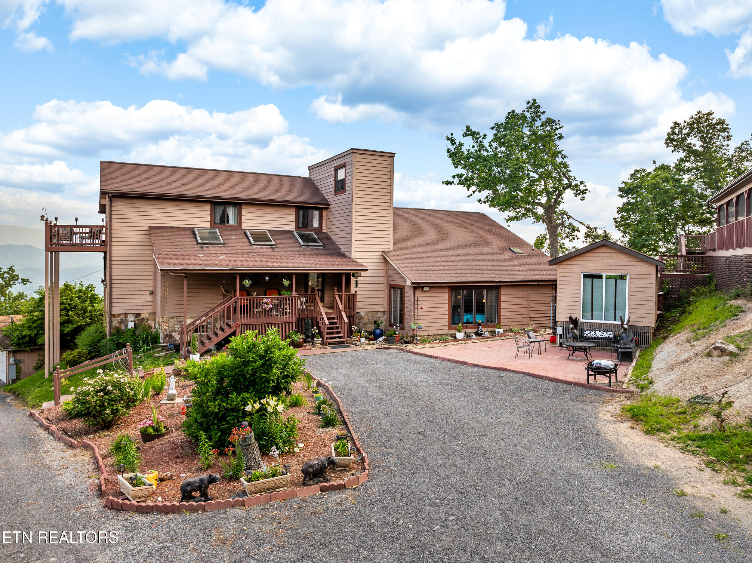 1121 Hollyberry Court