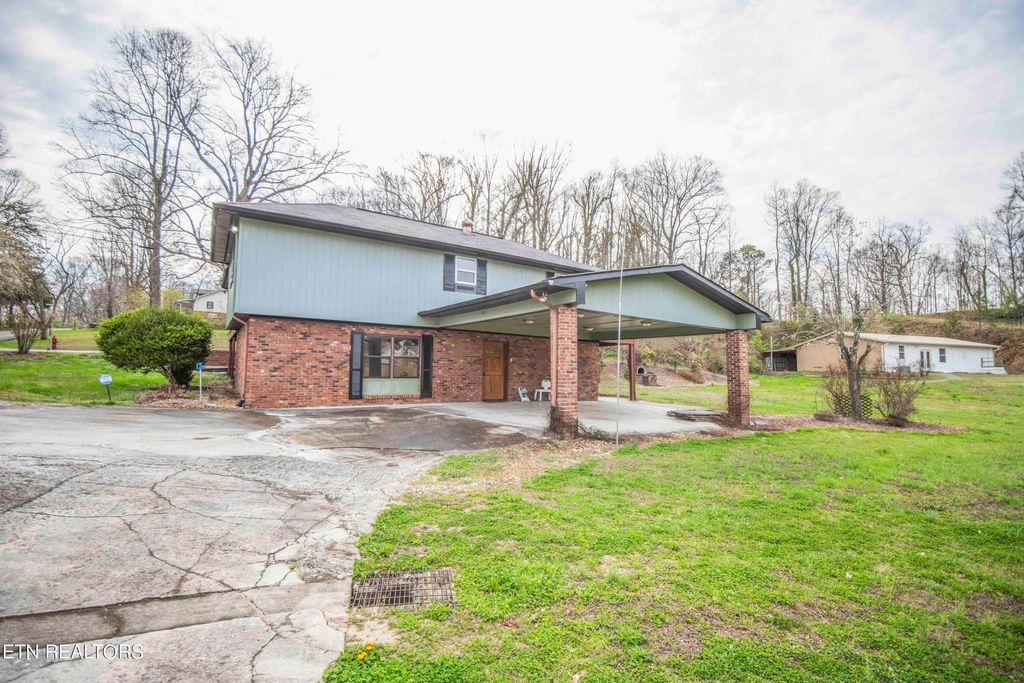 Photo of 221 Haven Rd, Oliver Springs, TN 37840 (MLS # 1230012)