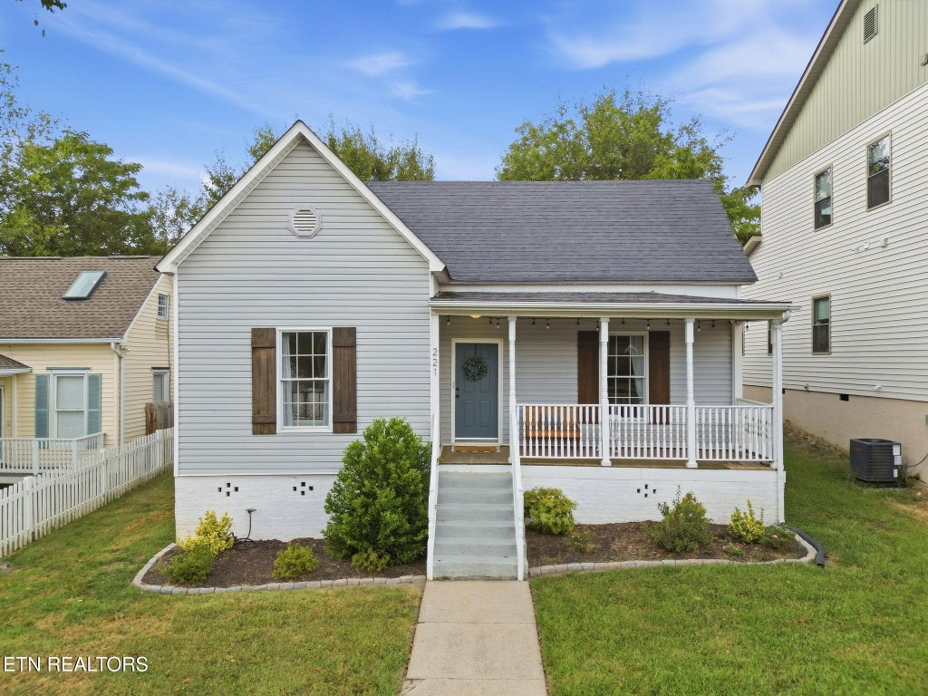 Photo of 221 E Oldham Ave, Knoxville, TN 37917 (MLS # 1358527)