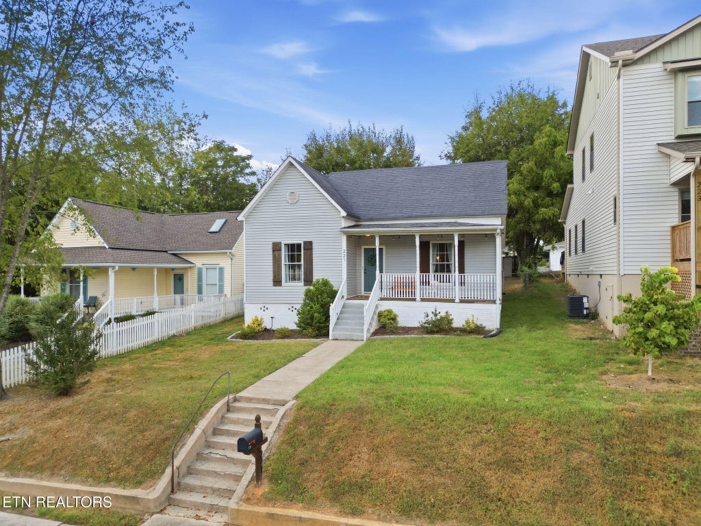 Photo of 221 E Oldham Ave, Knoxville, TN 37917 (MLS # 1358527)