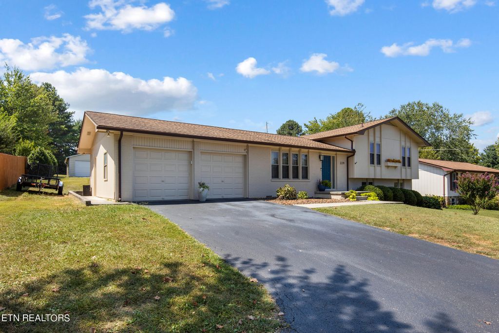 Photo of 229 McFee Rd, Farragut, TN 37934 (MLS # 1274710)