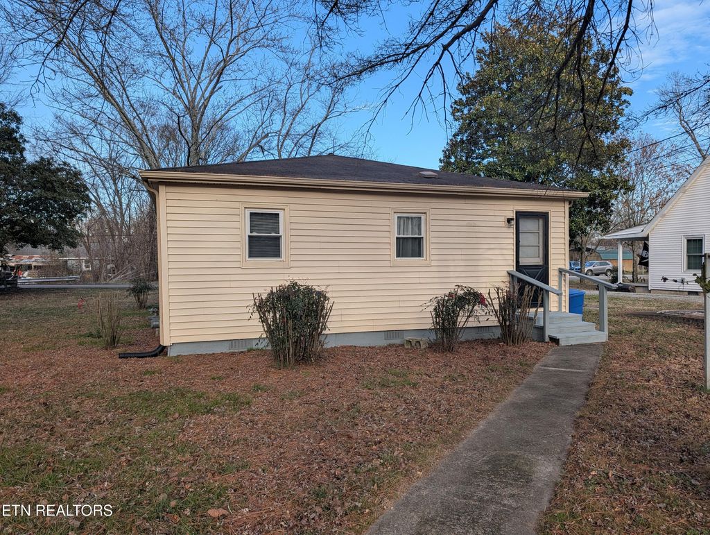 Photo of 625 W Rhea Ave, Spring City, TN 37381 (MLS # 1328069)