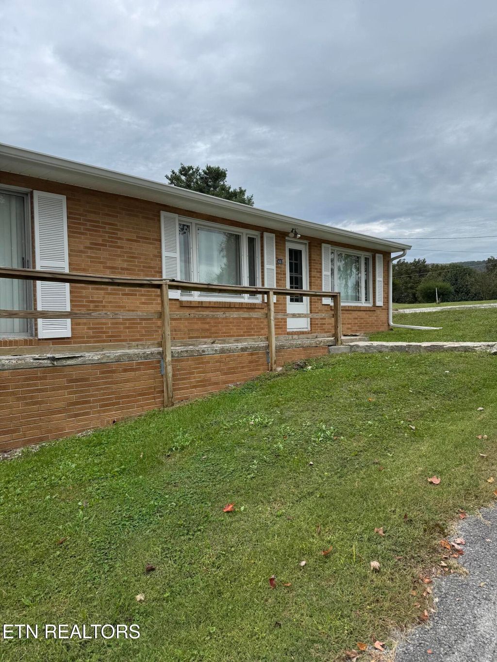 Photo of 417 E Rockwood St, Rockwood, TN 37854 (MLS # 1312187)