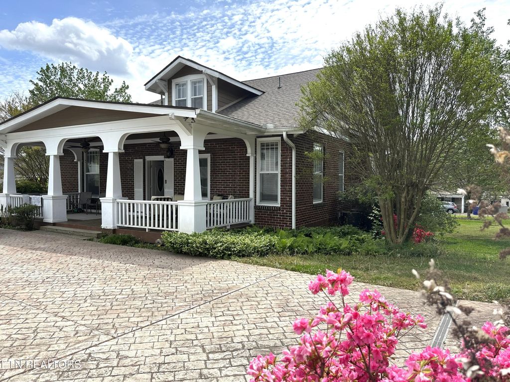 Photo of 201 W Washington Ave, Clinton, TN 37716 (MLS # 1328485)