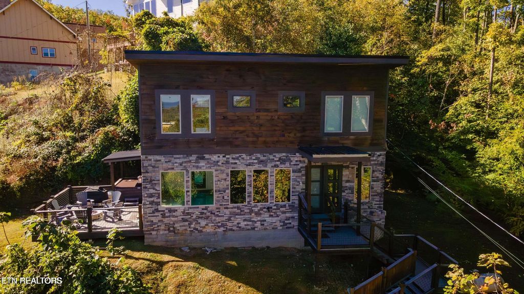 Photo of 869 Chestnut Drive, Gatlinburg, TN 37738 (MLS # 1334805)