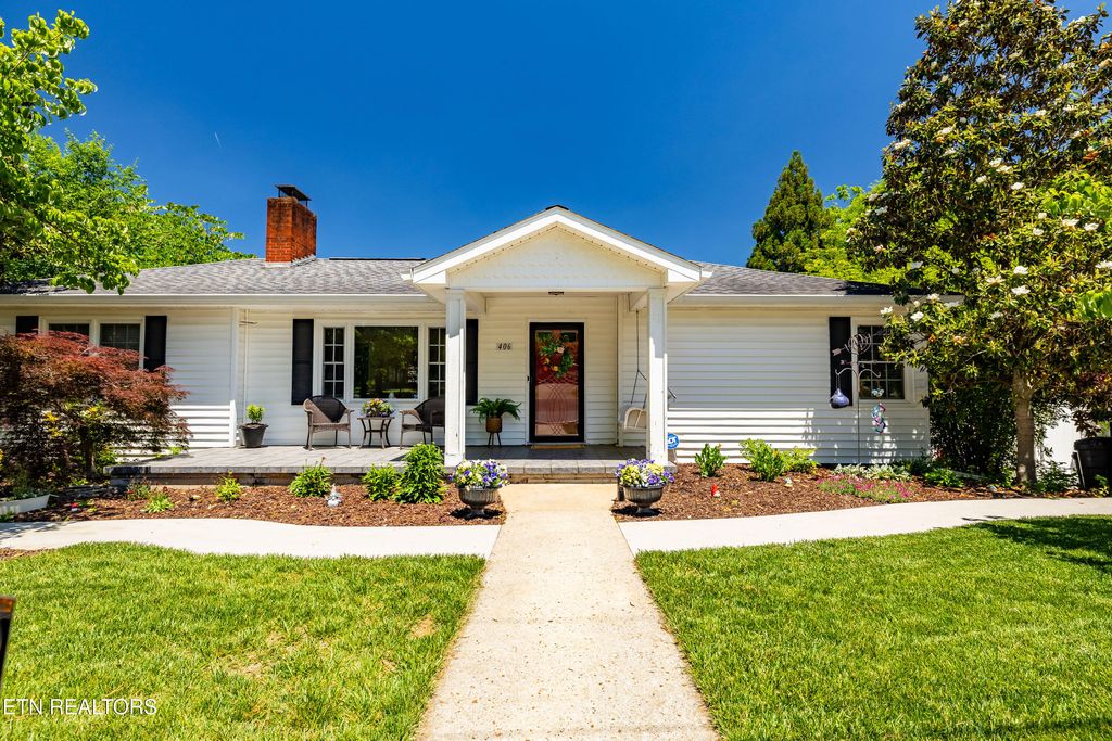Photo of 406 Chestnut St, Sweetwater, TN 37874 (MLS # 1331089)