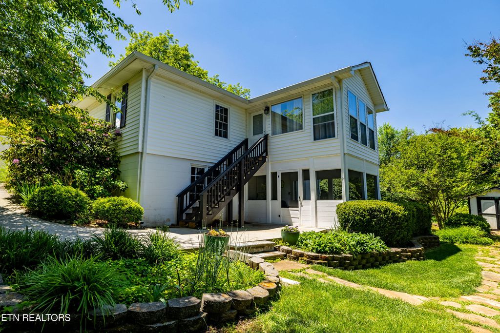 Photo of 406 Chestnut St, Sweetwater, TN 37874 (MLS # 1331089)