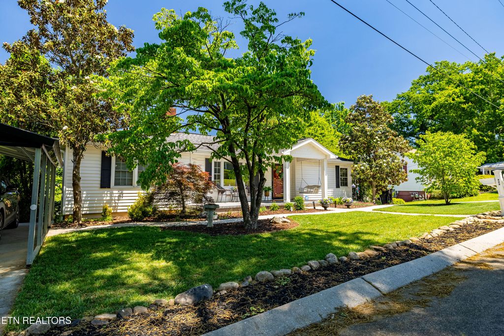Photo of 406 Chestnut St, Sweetwater, TN 37874 (MLS # 1331089)