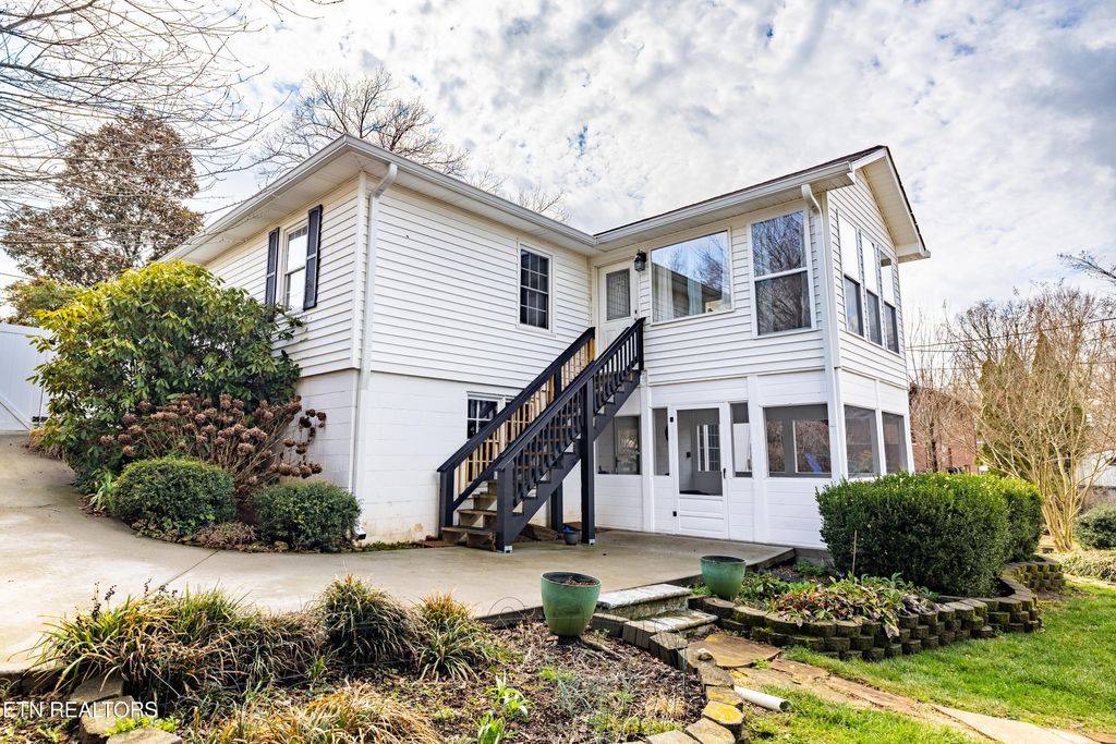 Photo of 406 Chestnut St, Sweetwater, TN 37874 (MLS # 1331089)