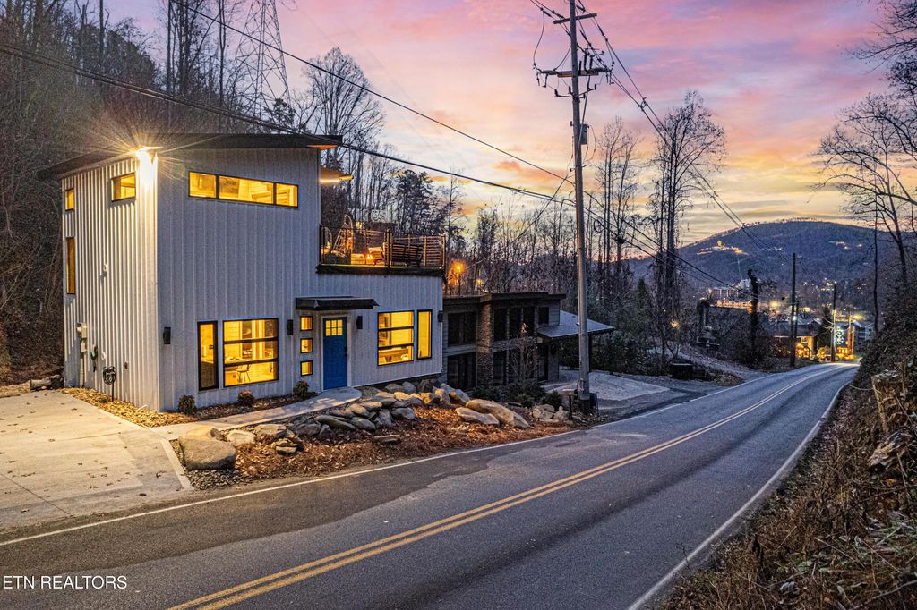 Photo of 518 Ski Mountain Rd, Gatlinburg, TN 37738 (MLS # 1321339)