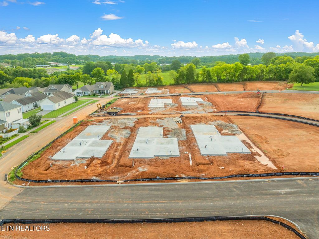 Photo of 925 Stratford Avenue, Sweetwater, TN 37874 (MLS # 1314368)