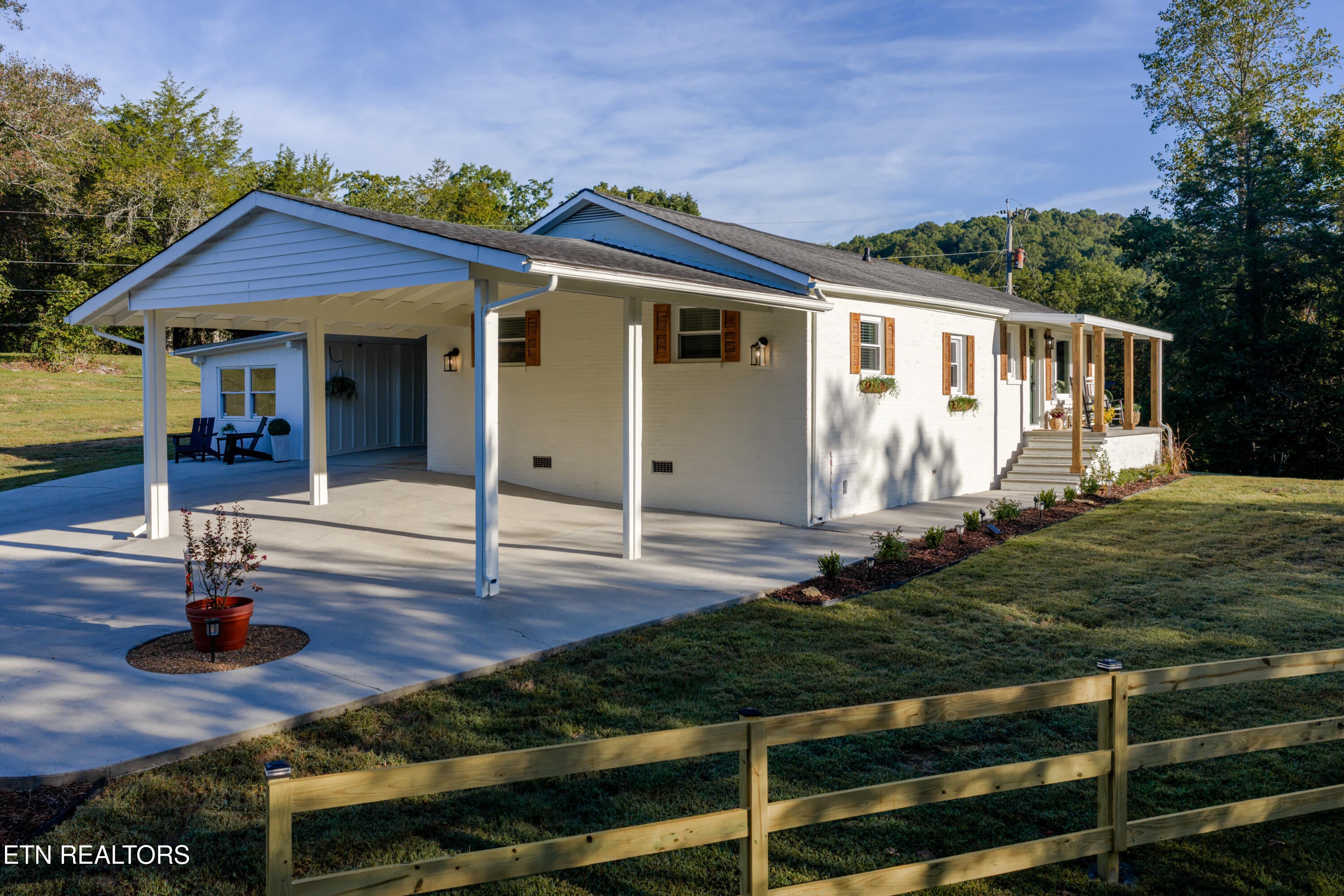 1184 Raccoon Valley Rd