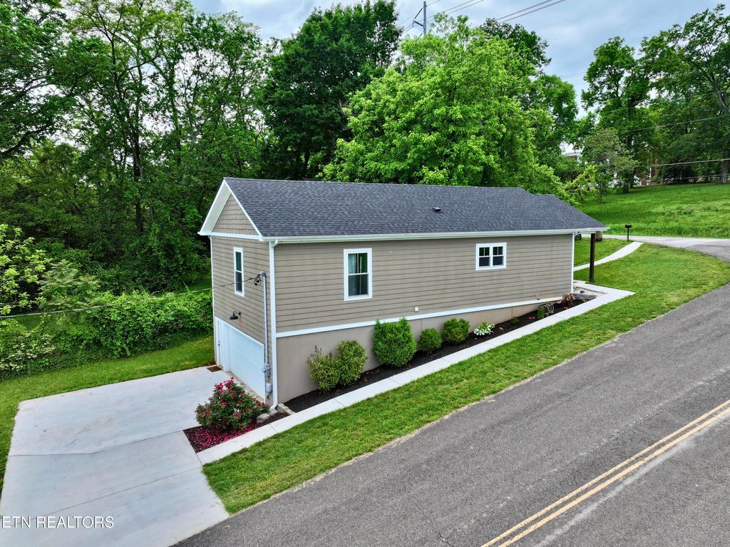 Photo of 2226 Riverside Drive, Knoxville, TN 37915 (MLS # 1336619)