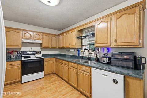 Tiny photo for 140 Walnut St, Deer Lodge, TN 37726 (MLS # 1341930)
