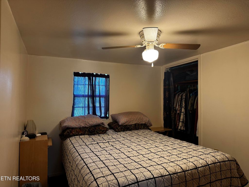 Photo of 409 Jarnigan St, Clinton, TN 37716 (MLS # 1337721)