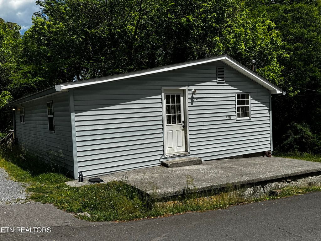 Photo of 409 Jarnigan St, Clinton, TN 37716 (MLS # 1337721)